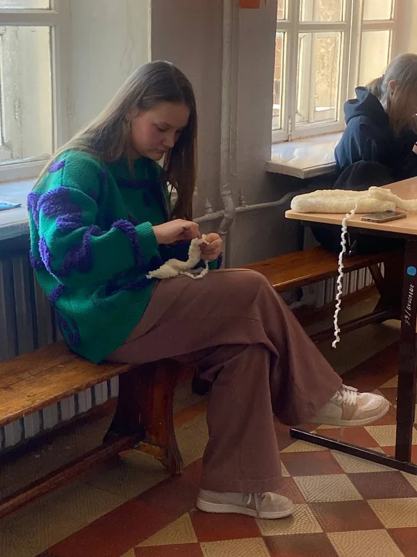 Лиза вяжет на перемене в колледже