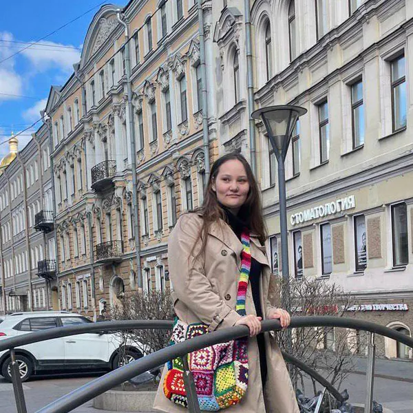 Сумка из бабушкиных квадратов на улице Петербурга